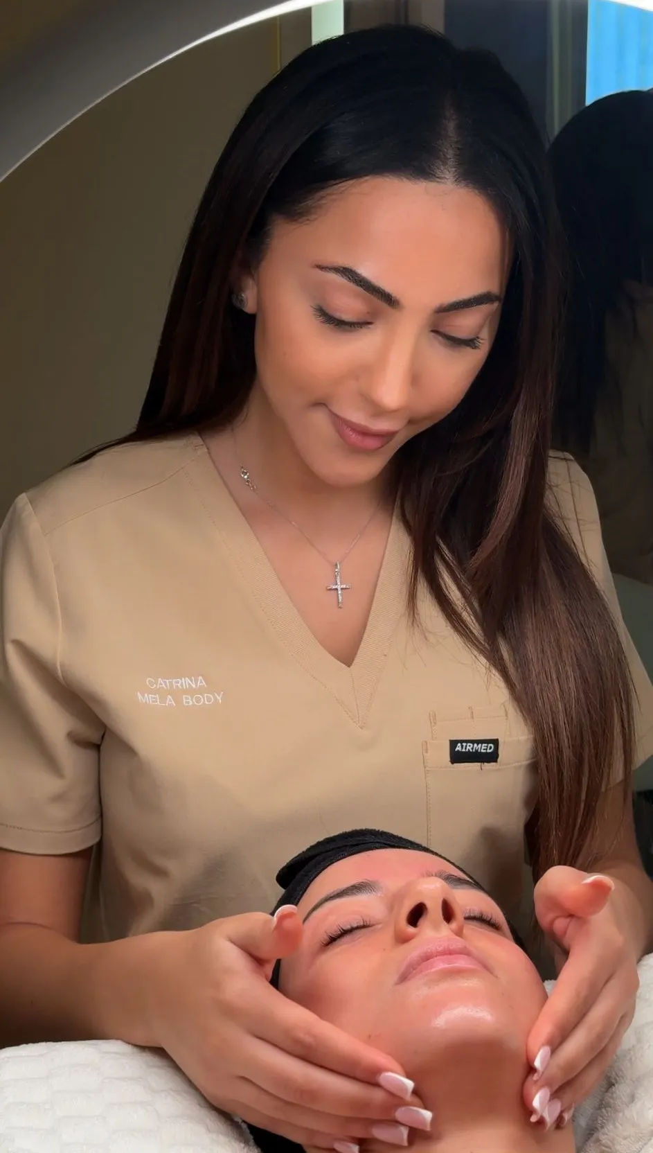 Catrina performing a treatment at MelaBody